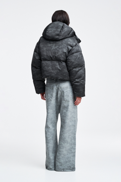 Пуховик короткий в паттерн Label .B, цвет: хаки  | новая коллекция купить онлайн