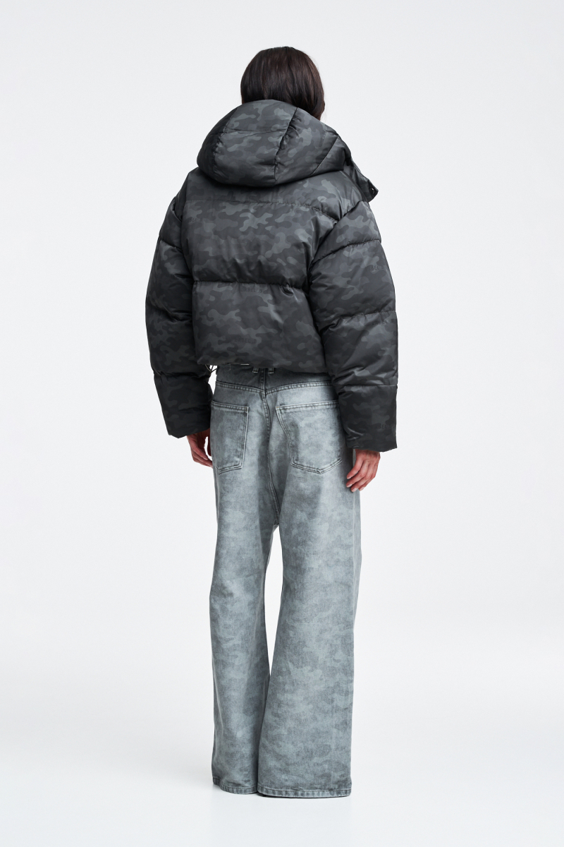 Пуховик короткий в паттерн Label .B, цвет: хаки  | новая коллекция купить онлайн