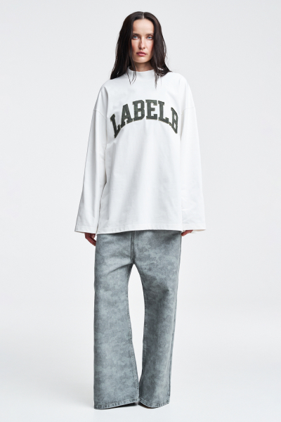 Лонгслив обьемный с нашивкой Label .B, цвет: молочный/хаки  | новая коллекция купить онлайн