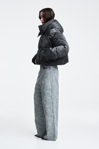 Пуховик короткий в паттерн Label .B, цвет: хаки  | новая коллекция купить онлайн