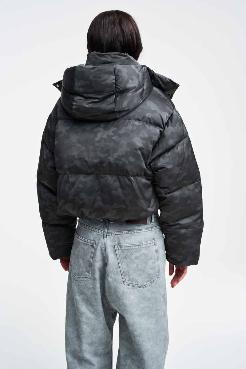 Пуховик короткий в паттерн Label .B, цвет: хаки  | новая коллекция купить онлайн