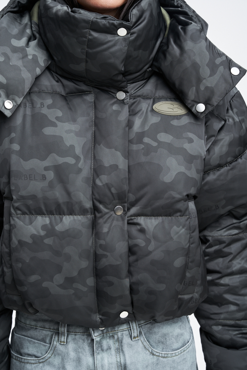 Пуховик короткий в паттерн Label .B, цвет: хаки  | новая коллекция купить онлайн
