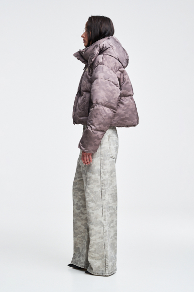 Пуховик короткий в паттерн Label .B, цвет: бежевый  | новая коллекция купить онлайн