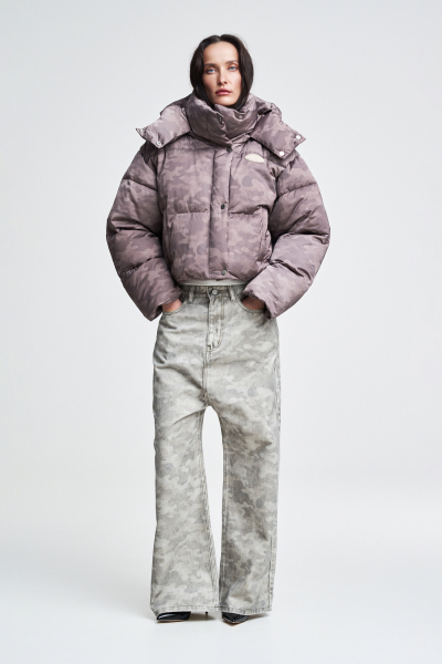 Пуховик короткий в паттерн Label .B, цвет: бежевый  | новая коллекция купить онлайн
