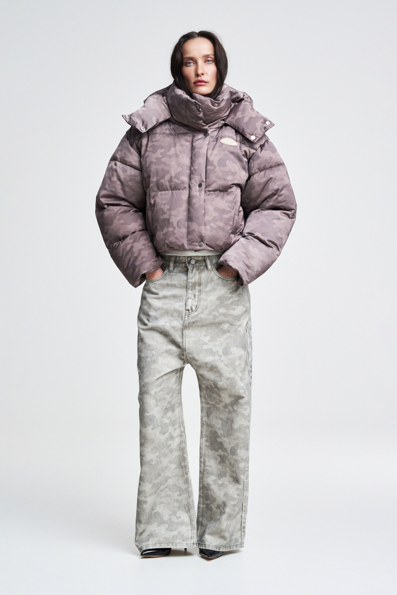 Пуховик короткий в паттерн Label .B, цвет: бежевый  | новая коллекция купить онлайн