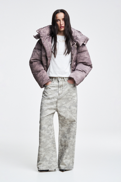 Пуховик короткий в паттерн Label .B, цвет: бежевый  | новая коллекция купить онлайн