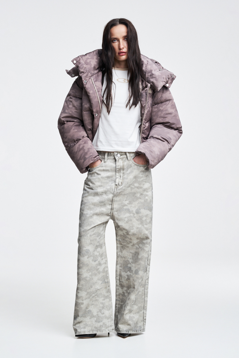 Пуховик короткий в паттерн Label .B, цвет: бежевый  | новая коллекция купить онлайн