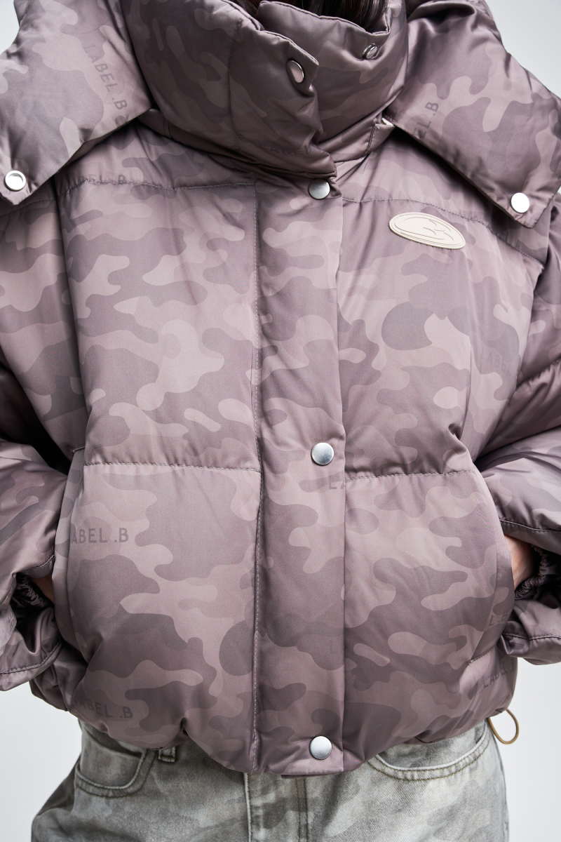 Пуховик короткий в паттерн Label .B, цвет: бежевый  | новая коллекция купить онлайн