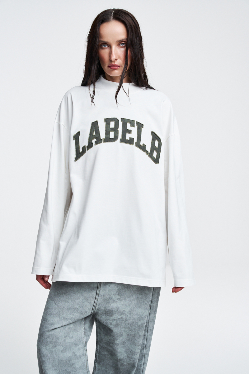 Лонгслив обьемный с нашивкой Label .B, цвет: молочный/хаки  | новая коллекция купить онлайн