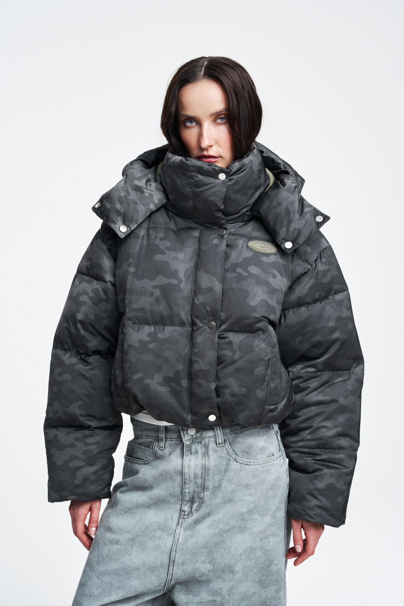 Пуховик короткий в паттерн Label .B, цвет: хаки  | новая коллекция купить онлайн