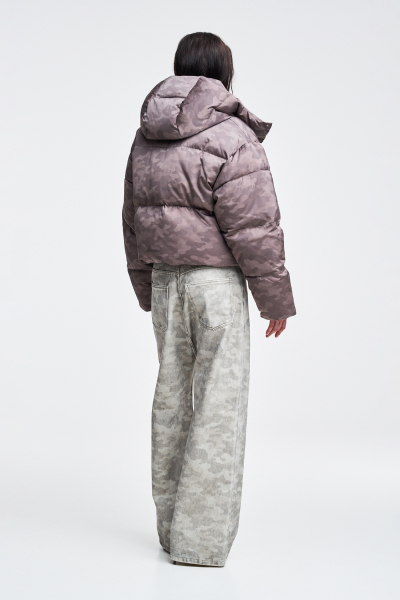 Пуховик короткий в паттерн Label .B, цвет: бежевый  | новая коллекция купить онлайн