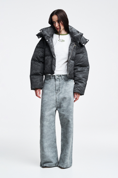 Пуховик короткий в паттерн Label .B, цвет: хаки  | новая коллекция купить онлайн