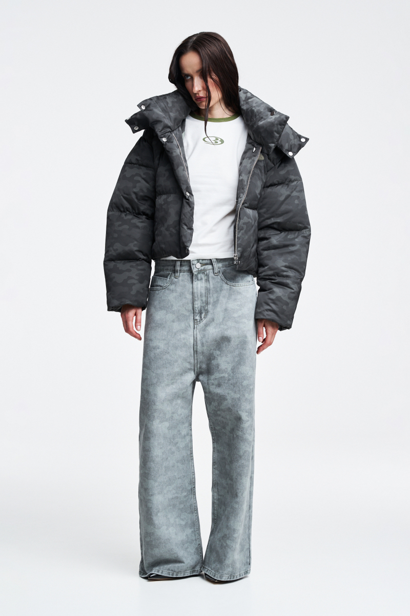 Пуховик короткий в паттерн Label .B, цвет: хаки  | новая коллекция купить онлайн
